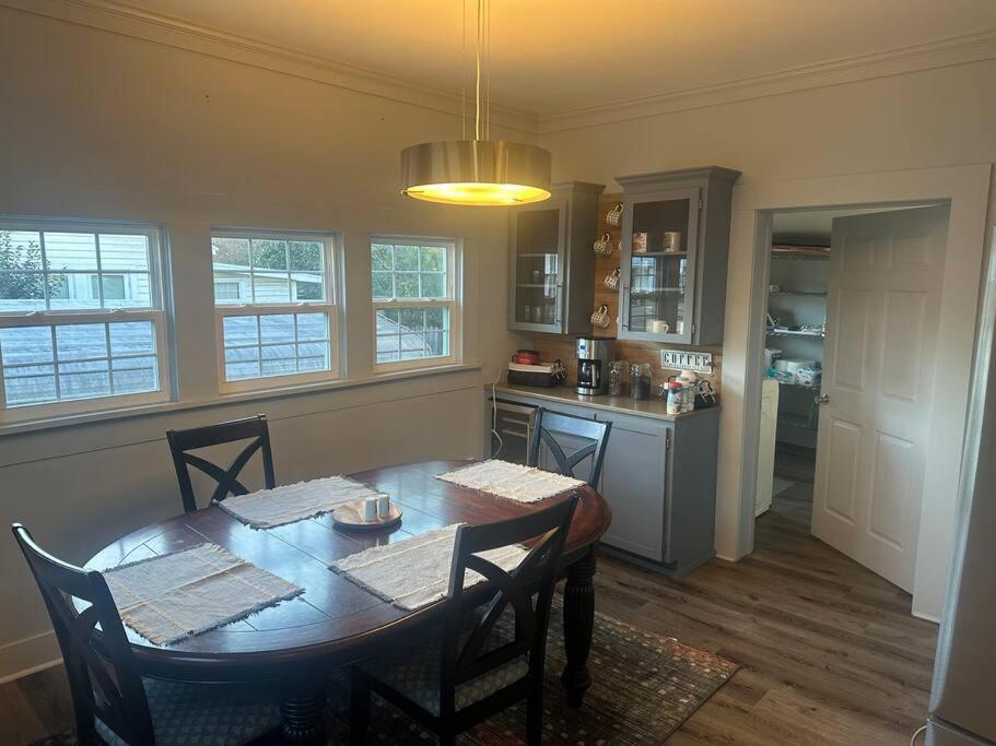 Ferienwohnung Local With A Side Of Cozy Enterprise Exterior foto